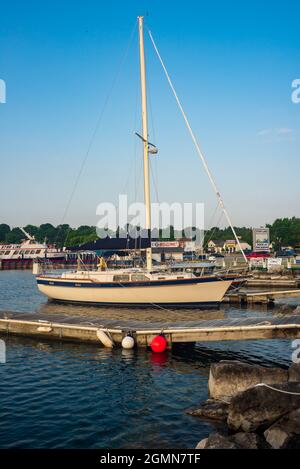 St. Ignace, MI - 14. Juli 2021: Kleines Segelboot, das am 14. Juli 2021 in St. Ignace auf MI festgemacht wurde. Stockfoto