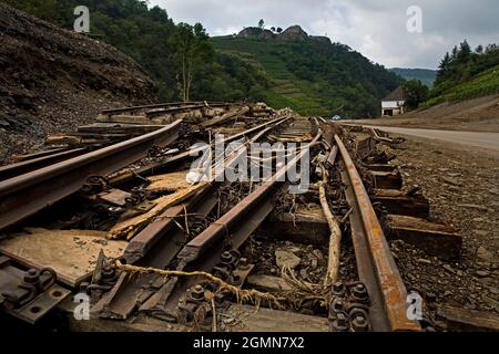 Hochwasserkatastrophe 2021 Ahrtal, Ahrtal, zerstörte Eisenbahn am Fluss Ahr, Schloss Saffenburg im Hintergrund, Deutschland, Rheinland-Pfalz, Stockfoto