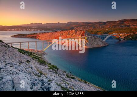 Krk-Brücke, Kroatien. Bild der Brücke von Krk, die die kroatische Insel Krk mit dem Festland bei schönem Sonnenuntergang verbindet. Stockfoto