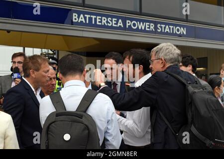 London, Großbritannien, 20. September 2021 Simon Calder, Reiseschriftsteller bei The Independent, zeichnet ein Interview mit Grant Shapps auf. Grant Shapps, Verkehrsminister, nimmt an der Eröffnung Teil. Die U-Bahnstation Battersea Power Station an der Northern Line wird eröffnet. Kredit: JOHNNY ARMSTEAD/Alamy Live Nachrichten Stockfoto