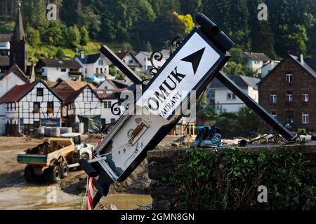 Hochwasserkatastrophe 2021 Ahrtal, Ahrtal, zerstörtes Restaurantschild S. Nepomuk, Deutschland, Rheinland-Pfalz, Eifel, Weinort Rech Stockfoto