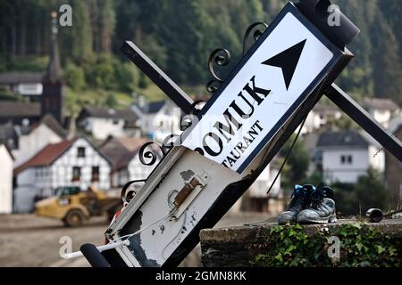 Hochwasserkatastrophe 2021 Ahrtal, Ahrtal, zerstörtes Restaurantschild S. Nepomuk, Deutschland, Rheinland-Pfalz, Eifel, Weinort Rech Stockfoto