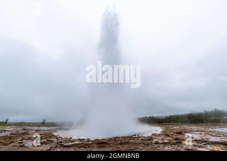 Strokkur-Geysir in Geysir, Island Stockfoto