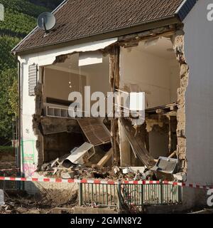 Hochwasserkatastrophe 2021 Ahrtal, Ahrtal, zerstörtes Haus Winzerhof Klosterhof Gilles an der Rotweinstraße, Deutschland, Rheinland-Pfalz, Eifel, Stockfoto