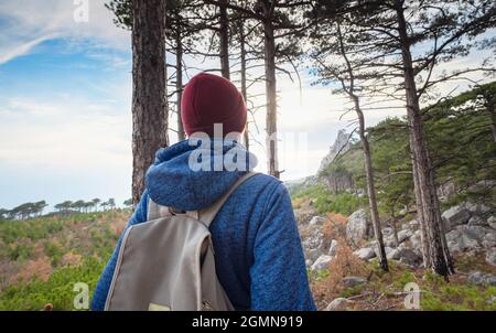 Das Konzept der Entdeckung und Wandern, Natur und Freiheit. Frau ist im Berg wandern, mit einem Rucksack steigt auf die Spitze des Berges gegen die BA Stockfoto