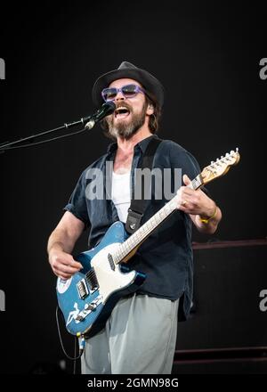 Newport, Isle of Wight, Großbritannien, Sonntag, 19. September 2021 Gaz Coombes von Supergrass tritt live auf dem Isle of Wight Festival Seaclose Park auf. Kredit: DavidJensen / Empics Unterhaltung / Alamy Live Nachrichten Stockfoto