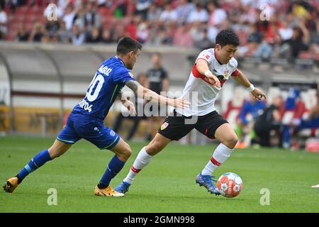 KEINE VERKÄUFE IN JAPAN! Wataru ENDO (VFB Stuttgart), Action, Duelle gegen Charles ARANGUIZ (Bayer Leverkusen). Fußball 1. Bundesliga-Saison 2021/2022, 5. Spieltag, Spieltag05. VFB Stuttgart-Bayer Leverkusen 1-3 am 19. September 2021, Mercedes Benz Arena Stuttgart Stockfoto