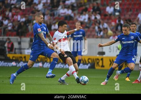 KEINE VERKÄUFE IN JAPAN! Wataru ENDO (VFB Stuttgart), Action, Duelle gegen Robert ANDRICH (Bayer Leverkusen), rechts: Florian WIRTZ (Bayer Leverkusen). Fußball 1. Bundesliga-Saison 2021/2022, 5. Spieltag, Spieltag05. VFB Stuttgart-Bayer Leverkusen 1-3 am 19. September 2021, Mercedes Benz Arena Stuttgart Stockfoto