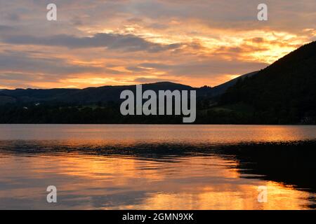 Sonnenuntergang über dem Lake Ullswater im Lake District Stockfoto