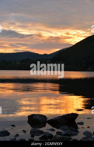 Sonnenuntergang über dem Lake Ullswater im Lake District Stockfoto