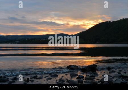 Sonnenuntergang über dem Lake Ullswater im Lake District Stockfoto