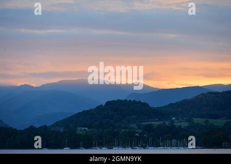 Sonnenuntergang über dem Lake Ullswater im Lake District Stockfoto