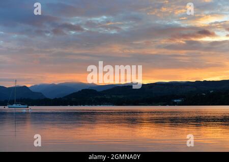 Sonnenuntergang über dem Lake Ullswater im Lake District Stockfoto