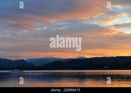 Sonnenuntergang über dem Lake Ullswater im Lake District Stockfoto