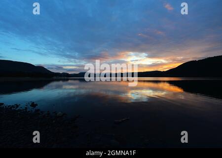 Sonnenuntergang über dem Lake Ullswater im Lake District Stockfoto