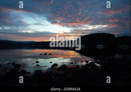 Sonnenuntergang über dem Lake Ullswater im Lake District Stockfoto