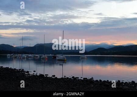 Sonnenuntergang über dem Lake Ullswater im Lake District Stockfoto