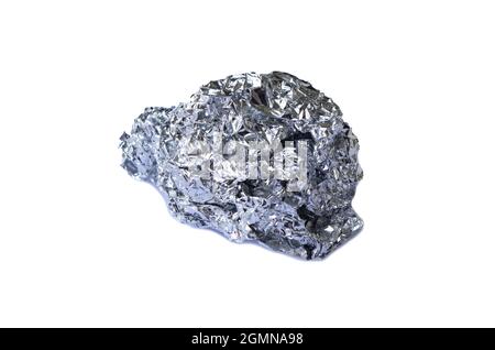 Aluminium. Silberne Aluminiumfolie mit glänzend zerknittert von Aluminiumpapierabfällen isoliert auf weißem Hintergrund. Die Aluminiumpreise erreichten ein Rekordhoch. Stockfoto
