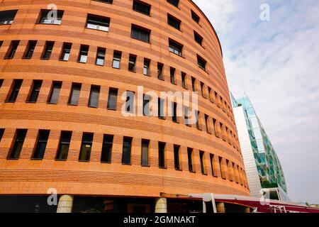 Das Apartmentgebäude ist zentral gelegen und bietet eine atemberaubende Aussicht. Das Gebäude des Centro Cinque Continenti wurde vom Architekten prof entworfen. Mari Stockfoto