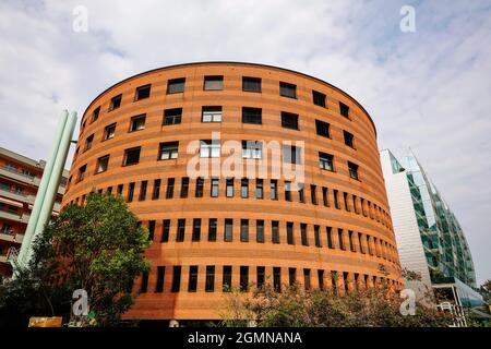 Das Apartmentgebäude ist zentral gelegen und bietet eine atemberaubende Aussicht. Das Gebäude des Centro Cinque Continenti wurde vom Architekten prof entworfen. Mari Stockfoto