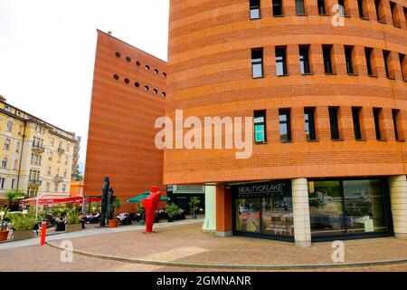 Das Apartmentgebäude ist zentral gelegen und bietet eine atemberaubende Aussicht. Das Gebäude des Centro Cinque Continenti wurde vom Architekten prof entworfen. Mari Stockfoto