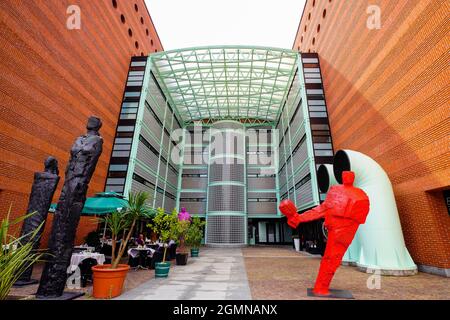 Das Apartmentgebäude ist zentral gelegen und bietet eine atemberaubende Aussicht. Das Gebäude des Centro Cinque Continenti wurde vom Architekten prof entworfen. Mari Stockfoto