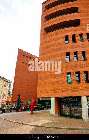 Das Apartmentgebäude ist zentral gelegen und bietet eine atemberaubende Aussicht. Das Gebäude des Centro Cinque Continenti wurde vom Architekten prof entworfen. Mari Stockfoto