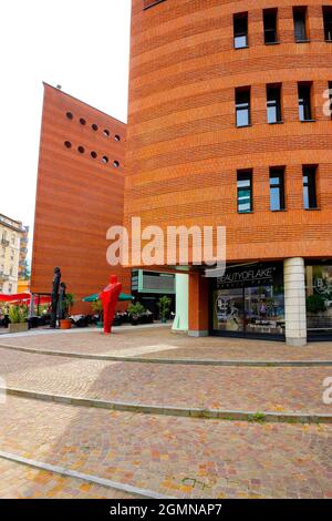 Das Apartmentgebäude ist zentral gelegen und bietet eine atemberaubende Aussicht. Das Gebäude des Centro Cinque Continenti wurde vom Architekten prof entworfen. Mari Stockfoto