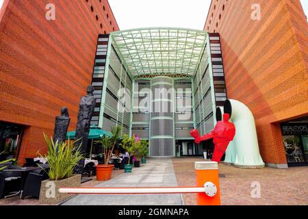 Das Apartmentgebäude ist zentral gelegen und bietet eine atemberaubende Aussicht. Das Gebäude des Centro Cinque Continenti wurde vom Architekten prof entworfen. Mari Stockfoto