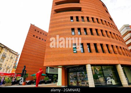 Das Apartmentgebäude ist zentral gelegen und bietet eine atemberaubende Aussicht. Das Gebäude des Centro Cinque Continenti wurde vom Architekten prof entworfen. Mari Stockfoto