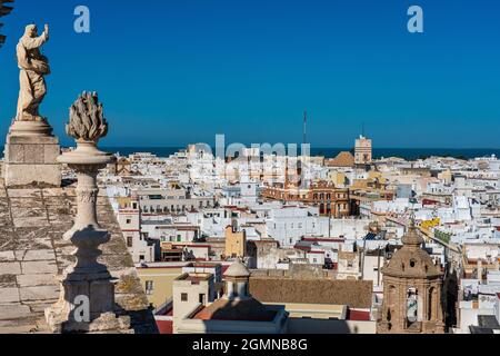 Neue Kathedrale oder Catedral de Santa Cruz in Cádiz, Andalusien in Spanien Stockfoto