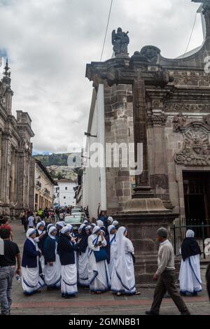 QUITO, ECUADOR - 24. JUNI 2015: Gruppe von Nonnen vor der Kirche La Compania de Jesus in der Altstadt von Quito, Ecuador Stockfoto