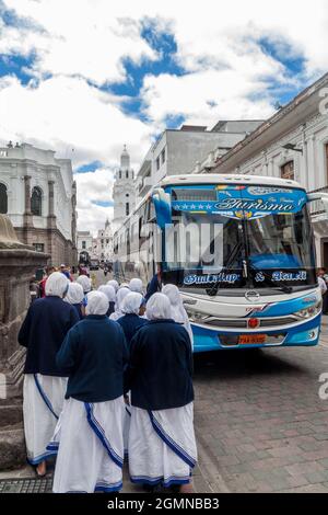 QUITO, ECUADOR - 24. JUNI 2015: Gruppe von Nonnen vor der Kirche La Compania de Jesus in der Altstadt von Quito, Ecuador Stockfoto