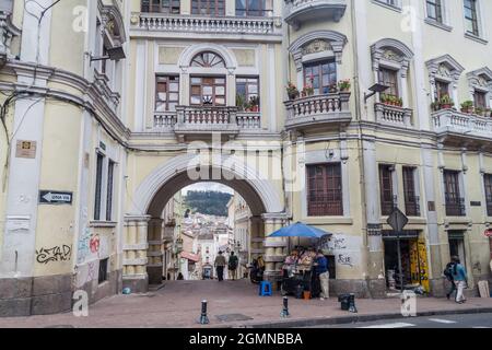 QUITO, ECUADOR - 24. JUNI 2015: Alte Gebäude im Zentrum von Quito Stockfoto