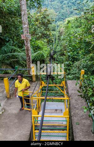 MINDO, ECUADOR - 27. JUNI 2015: Seilbahn über das tiefe Tal, bis zu 152 m über dem Boden in der Nähe von Mindo, Ecuador. Stockfoto