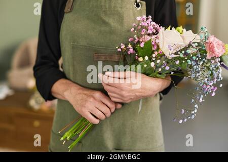 Cropped Portrait von unkenntlich weibliche Floristin halten Bouquet, während im Blumenladen stehen Stockfoto