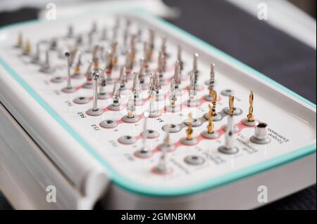 Set von Bohrdüsen für eine Zahnbohrmaschine für Implantate. Chirurgisches Taper-Kit. Makro, Nahaufnahme. Konzept der modernen Zahntechnik Stockfoto