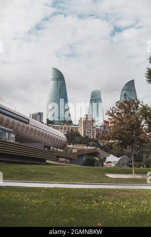 Wolkenkratzer moderner Kunst in Baku, Aserbaidschan. Landschaftlich schöner Blick auf die Stadt. Vom Park. Hochwertige Fotos Stockfoto