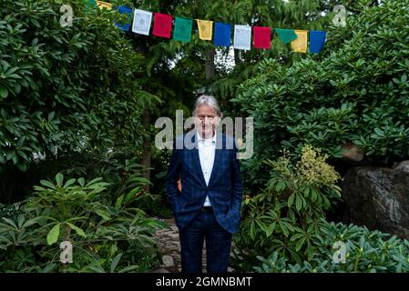 London, Großbritannien. 20. September 2021. Designer Paul Smith im Garten zum 50. Jubiläum von Trailfinders, entworfen von Jonathan Snow, auf der RHS Chelsea Flower Show. Aufgrund von Covid-19-Bedenken im vergangenen Jahr abgesagt, ist dies das erste Mal, dass die Show im September (in der Regel im Mai) stattfindet. Die Show läuft bis zum 26. September im Royal Hospital Chelsea. Kredit: Stephen Chung / Alamy Live Nachrichten Stockfoto