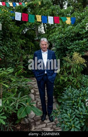 London, Großbritannien. 20. September 2021. Designer Paul Smith im Garten zum 50. Jubiläum von Trailfinders, entworfen von Jonathan Snow, auf der RHS Chelsea Flower Show. Aufgrund von Covid-19-Bedenken im vergangenen Jahr abgesagt, ist dies das erste Mal, dass die Show im September (in der Regel im Mai) stattfindet. Die Show läuft bis zum 26. September im Royal Hospital Chelsea. Kredit: Stephen Chung / Alamy Live Nachrichten Stockfoto