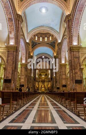 CUENCA, ECUADOR - 17. JUNI 2015: Innenraum der Neuen Kathedrale (Catedral de la Inmaculada Concepcion), Cuenca, Ecuador Stockfoto