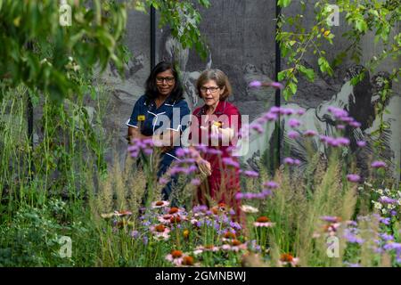 London, Großbritannien. 20. September 2021. Moderne Krankenschwestern im Florence Nightingale Garden, von Robert Myers, bei der RHS Chelsea Flower Show. Aufgrund von Covid-19-Bedenken im vergangenen Jahr abgesagt, ist dies das erste Mal, dass die Show im September (in der Regel im Mai) stattfindet. Die Show läuft bis zum 26. September im Royal Hospital Chelsea. Kredit: Stephen Chung / Alamy Live Nachrichten Stockfoto