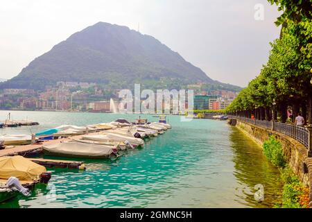 Blick von Riva Paradiso auf Lugano-Paradiso. Im Hintergrund Lugano-Brunnen und Balkon von Italien, Lugano, Kanton Tessin, Schweiz. Stockfoto