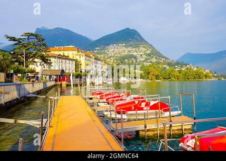 Blick von Riva Paradiso auf Lugano-Paradiso. Im Hintergrund Lugano-Brunnen und Balkon von Italien, Lugano, Kanton Tessin, Schweiz. Stockfoto