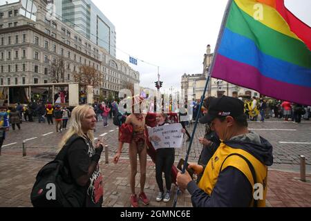 KIEW, UKRAINE - 19. SEPTEMBER 2021 - Aktivisten werden während des Gleichstellungsmarsches dargestellt, der zur Unterstützung der LGBTQ-Gemeinschaft unter dem Motto „ Stockfoto