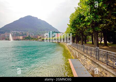 Blick von Riva Paradiso auf Lugano-Paradiso. Im Hintergrund Lugano-Brunnen und Balkon von Italien, Lugano, Kanton Tessin, Schweiz. Stockfoto