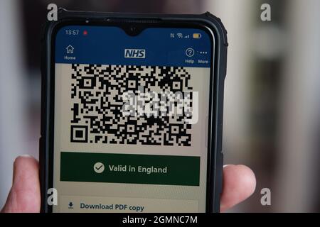 Impfpass für NHS-Covid auf dem Mobiltelefon Stockfoto