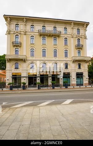 Gebäude (Palazzo) im Jugendstil von Via Pasquale Lucchini 1, Lugano, Kanton Tessin, Schweiz. Stockfoto