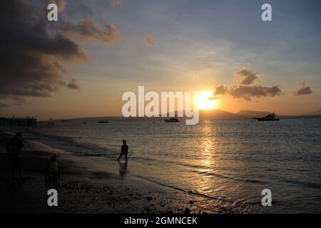 Banyuwangi, Indonesien - 24. Juli 2020: Wunderschöne Aussicht auf den Sonnenaufgang am Strand. Ideal für Natur Hintergrund. Silhouetten. Tapete. Stockfoto