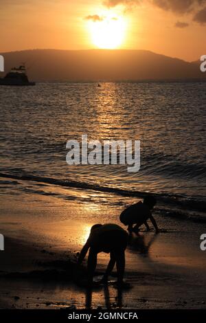 Banyuwangi, Indonesien - 24. Juli 2020: Wunderschöne Aussicht auf den Sonnenaufgang am Strand. Ideal für Natur Hintergrund. Silhouetten. Tapete. Stockfoto